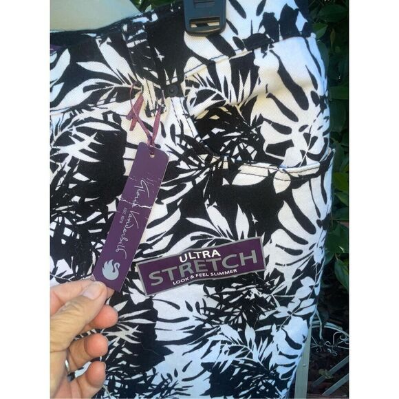 Gloria Vanderbilt “Amanda” Classic Capri Mid Rise Floral Pattern Ultra Stretch B - Picture 7 of 10